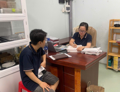 Trao Đổi Làm Việc Với Nhân Viên Kiểm Hàng 