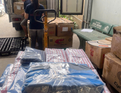 Trao Đổi Làm Việc Với Nhân Viên Kiểm Hàng 